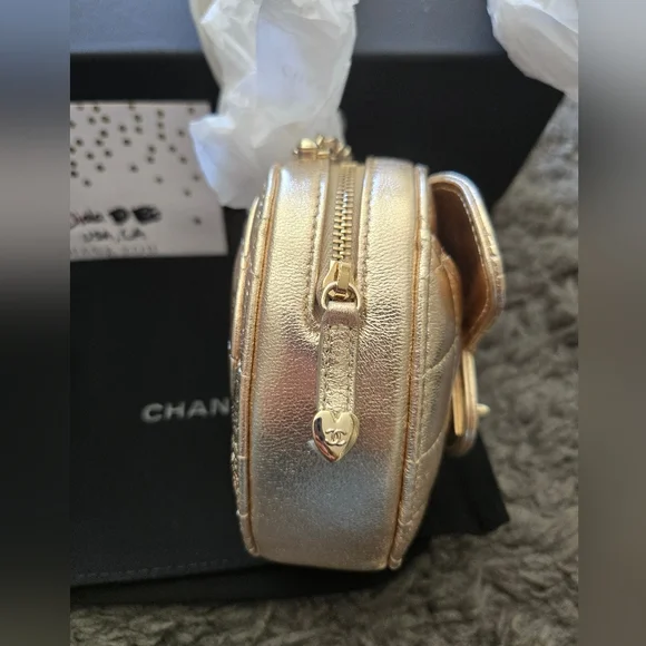 CHANEL Heart Clutch on Chain. - Picture 5 of 11